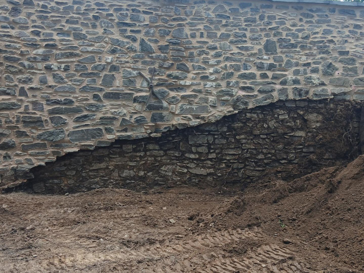 Im inneren Bereich des Pfalzgartens wird derzeit ein Teil der Böschung entlang der Stadtmauer abgetragen, um das mittelalterliche Durchgangsportal dauerhaft freizulegen.