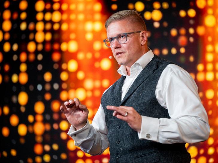 Der Wolfenbütteler Keynote-Speaker Dennis Holewa wurde Anfang Juli beim Internationalen Speaker Slam in Mastershausen ausgezeichnet.
