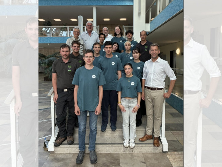 Teilnehmer des internationalen Workcamps gemeinsam mit Oberbürgermeister Dennis Weilmann (vorne rechts) in der Bürgerhalle.