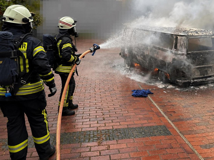 Feuerwehr löscht brennenden VW-Bus in Debstedt (Archiv)