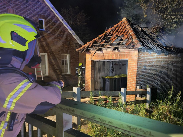 Brand einer Garage in Huntlosen - Übergreifen auf Mehrfamilienhaus verhindert (Archiv)
