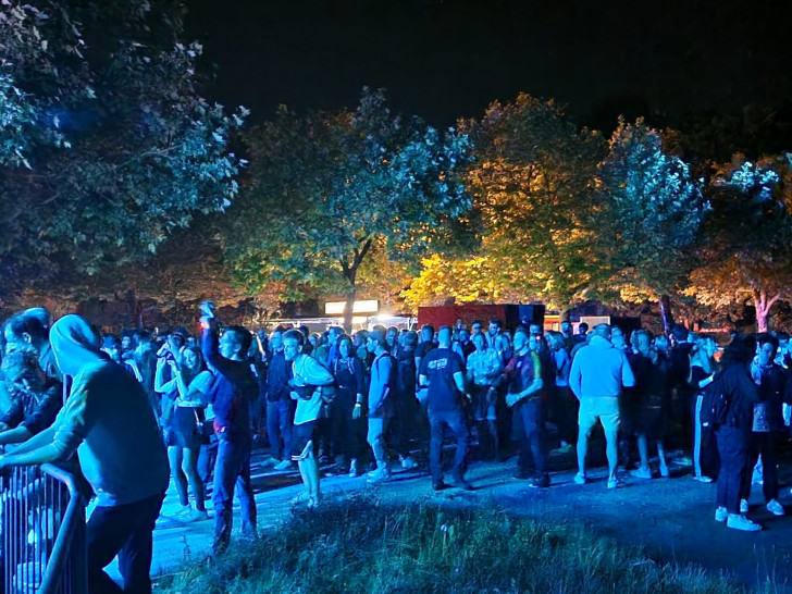 Beim Ravefest im Garten werden zahlreiche Besucher erwartet.