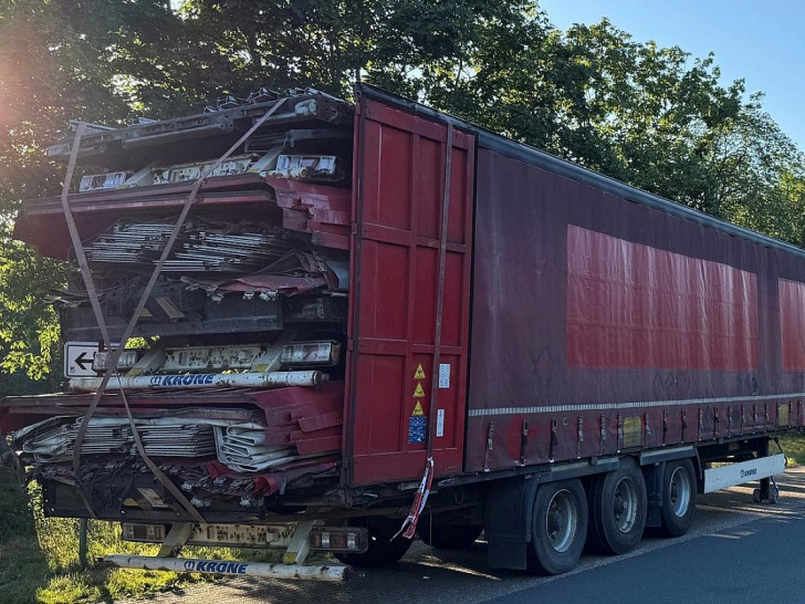 Nicht zugelassener und verkehrsunsicherer Sattelauflieger auf der A 29 gestoppt (Archiv)