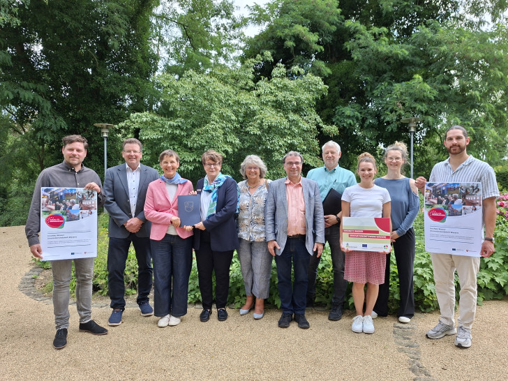 Die Projektbeteiligten (von links) bei der Übergabe des Förderbescheids: Sören Brose aus der Abteilung Natur- und Landschaftsschutz des Landkreises Gifhorn, Rolf-Dieter Schulze, Samtgemeindebürgermeister Wesendorf, Dr. Ulrike Witt, Landesbeauftragte für regionale Landesentwicklung Braunschweig, Kreisrätin und Umweltdezernentin Ute Spieler, Antje Präger, Leiterin des Fachbereichs Umwelt beim Landkreis Gifhorn, Dr. Franz-Josef Holzmüller, Leiter des Fachbereichs Bauwesen beim Landkreis Gifhorn, Klaus-Dieter Böse, Geschäftsführer des Landvolk-Kreisverbands Gifhorn-Wolfsburg, Annik Bechmann vom Regionalmanagement der Zukunftsregion SüdOstNiedersachsen, ihre ehemalige Kollegin und Mitinitiatorin Katja Theißen und Felix Plath vom Team Klimaschutzmanagement des Landkreises Gifhorn.