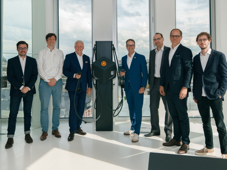 Von links nach rechts: Oskar Klaes (CCO, CUBOS), Felix Janssen (Vertriebsleiter Ladeinfrastruktur, TotalEnergies), Marc Wille (CEO, CUBOS), Jan Petersen (Managing Director, TotalEnergies), Cedric Ducasse (Senior Strategy Manager, TotalEnergies), Albrecht Kindler (CFO, CUBOS) und Maximilian Wille (Head of Staff, CUBOS).