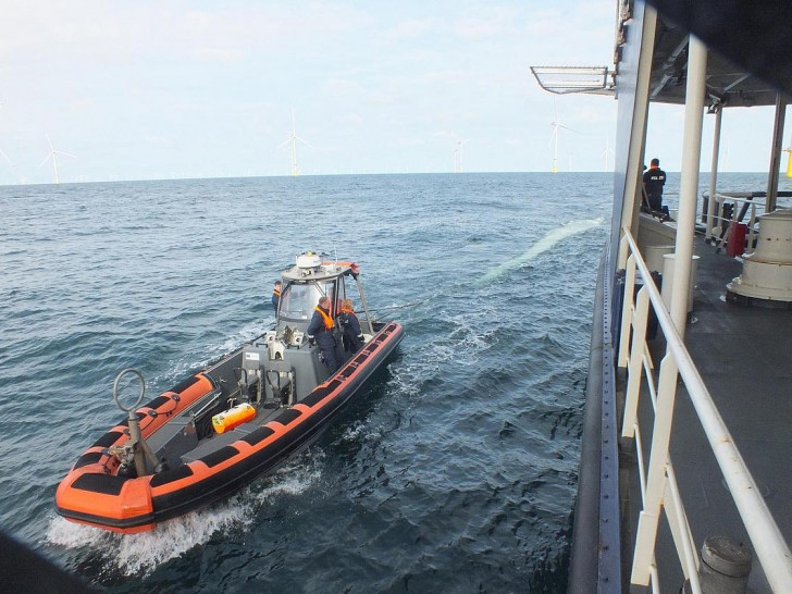 Nahaufnahme vom Kontrollboot mit dem Rotorblatt (Archiv)