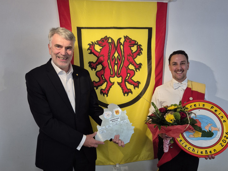 Kevin Schernich erhielt von Landrat Henning Heiß die Insignien der Königswürde.