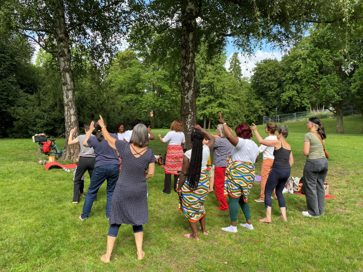 Mitmachen und Mitbewegen bei der Veranstaltungsreihe „Bewegt im Park“, wie hier beim Tanzen.  