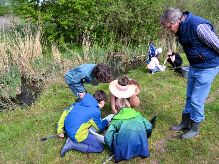 Bürgermeister und Verbandsvorsteher Detlef Kaatz im Gespräch mit Kindern und Pädagogen beim Wasserprojekt. 