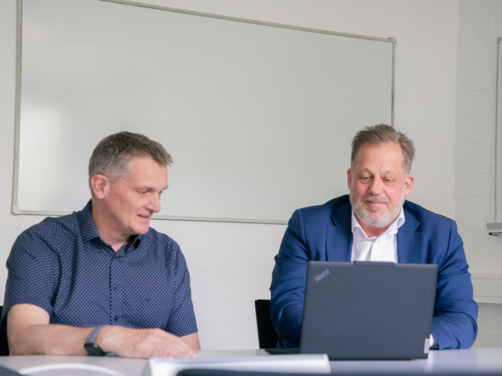 Prof. Dr.-Ing. Lars Kühl und Prof. Dr.-Ing. Jens Wagner koordinieren an der Ostfalia Hochschule die Forschungsarbeiten im Projekt WaTsup zur Nutzung von Trinkwasser als Wärmequelle.