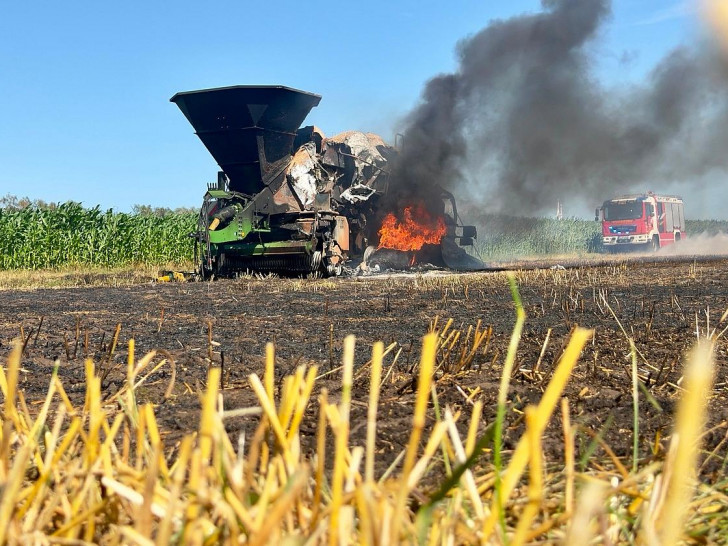 Feuerwehren in Brettorf verhindern Übergreifen eines Flächenbrandes auf landwirtschaftlichen Betrieb (Archiv)