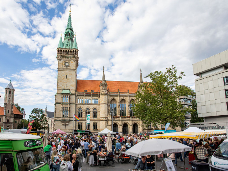 Frische Lebensmittel shoppen und auf den Feierabend anstoßen: Ab dem 22. Juli laden die Braunschweig Stadtmarketing GmbH und das Hofbrauhaus Wolters zum Abendmarkt ein.