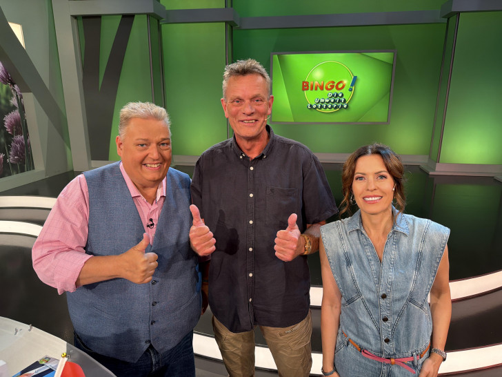 Nach der Sendung gab es noch ein Erinnerungsfoto mit den Moderatoren Michael Thürnau (li.) und Jule Gölsdorf.