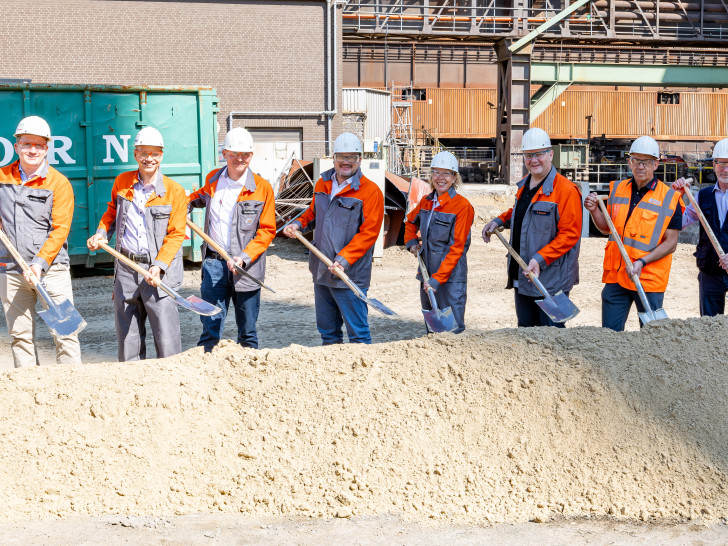 Der Spatenstich für den Bau des neuen Hubbalkenofen auf dem Gelände der Salzgitter Flachstahl GmbH ist erfolgt.