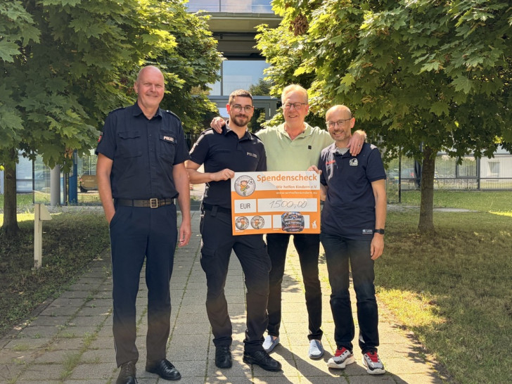 Thomas Bodendiek, Sascha Repp, Volker Machura und Holger Fricke bei der Scheck-Übergabe.