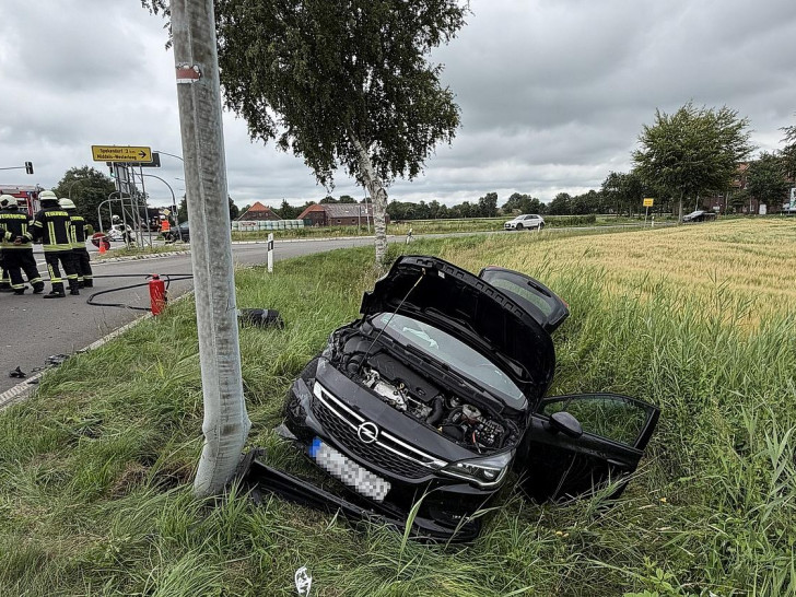 Der zweite Unfallwagen geriet in den angrenzenden Straßengraben (Archiv)