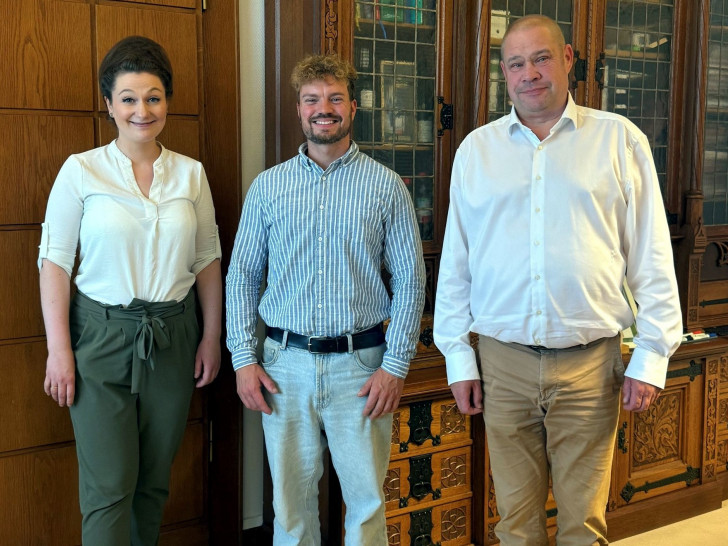 Julia Vahldieck, Julian Diedrich und Bürgermeister Wittich Schobert (v. li.) freuen sich über die Anpassung des Tierheimbetreibervertrages.