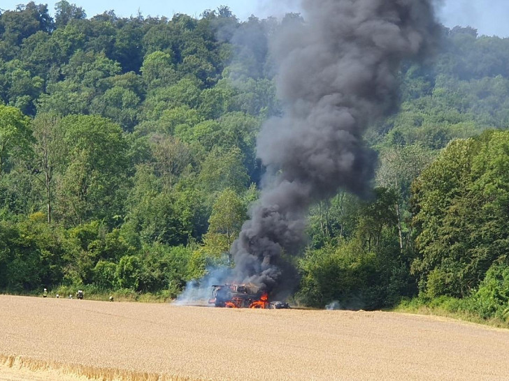 Mähdrescher in Vollbrand (Archiv)
