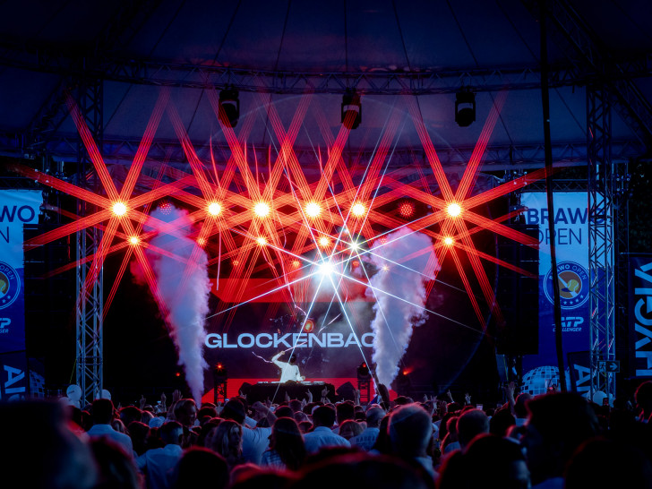 Am Eröffnungsabend heizte Glockenbach bei der WHITE NIGHT After Work Party dem Publikum ein.