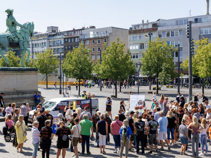 Auf dem Schlossplatz versammelten sich am Samstag zahlreiche Menschen.