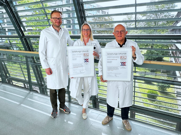 RAL-Zertifizierungen sind Nachweise für die medizinische Qualität der Gefäßchirurgie: Oberarzt Wojciech Haratym (li.), Oberärztin Dr. Nicole Osterbrink (Mi.), Chefarzt Prof. Dr Tomislav Stojanovic (re.).