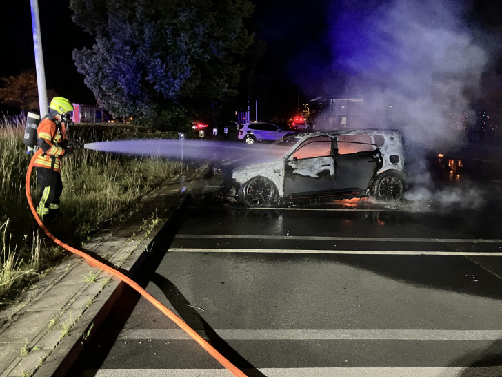 Die Feuerwehr musste das Fahrzeug gleich zweimal löschen.