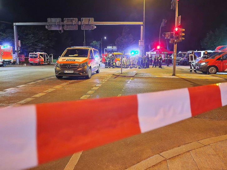 Auto fährt bei CSD in Menschenmenge am 26.07.2026
