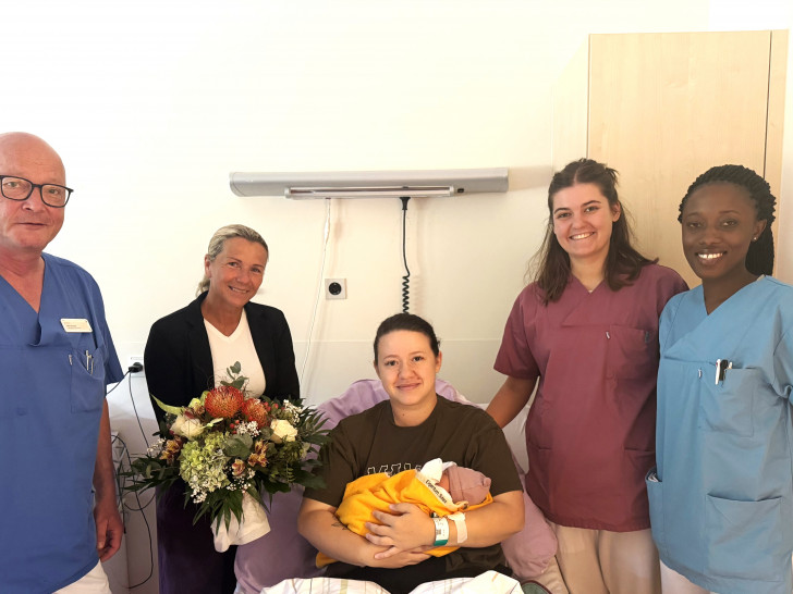 Olaf Scholz, leitender Oberarzt, Aline Prasse, Pflegedirektorin, Mutter Vanessa Noack mit Baby Liara Marlen, Melina Marschall, Hebamme und Chisango Kunaka, Gesundheits- und Krankenpflegerin (v. li.).
