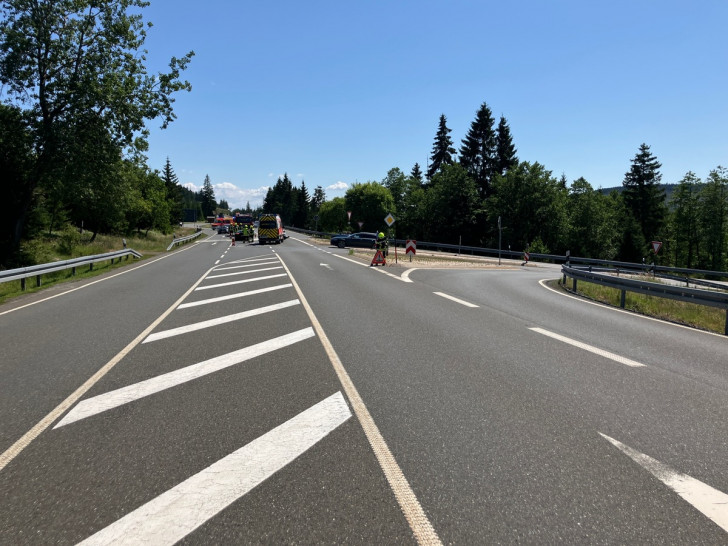 Auf der Bundesstraße 242 kam es am Sonntag zu einem schweren Unfall.