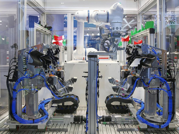 Roboteranlage in der Industrieproduktion (Archiv)