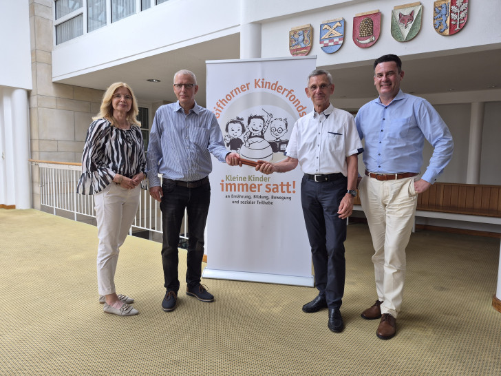 Annette Hoffmann (Stadt Gifhorn), Jens Legenbauer, Holger Ploog und Matthias Nerlich (Schirmherr des Gifhorner Kinderfonds).