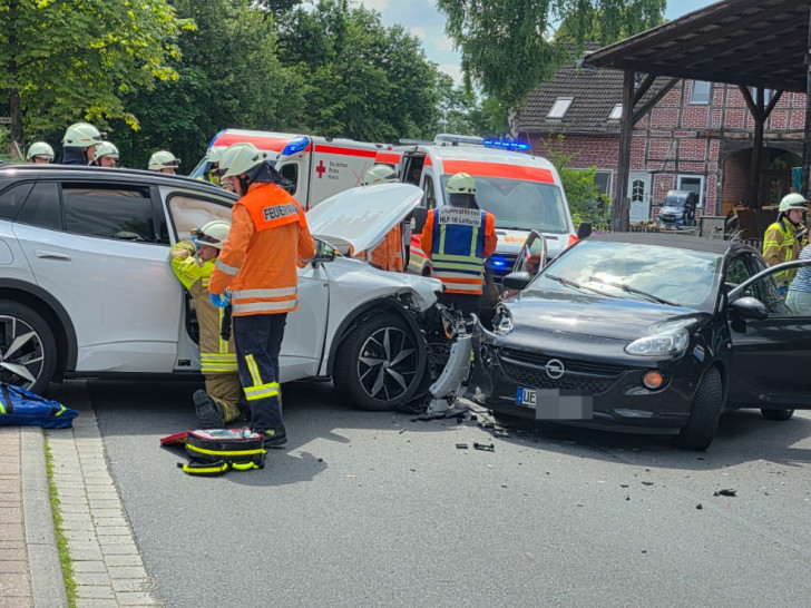 Vier Verletzte forderte ein Verkehrsunfall am Nachmittag in Hillerse.