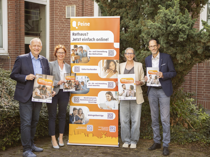Stellen die digitalen Angebote der Stadt vor (v. li.): Klaus Saemann, Simone Lang-Büchle, Silke Kramer, Christian Axmann.