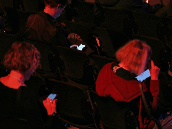 Menschen mit Smartphone in der Hand (Archiv)