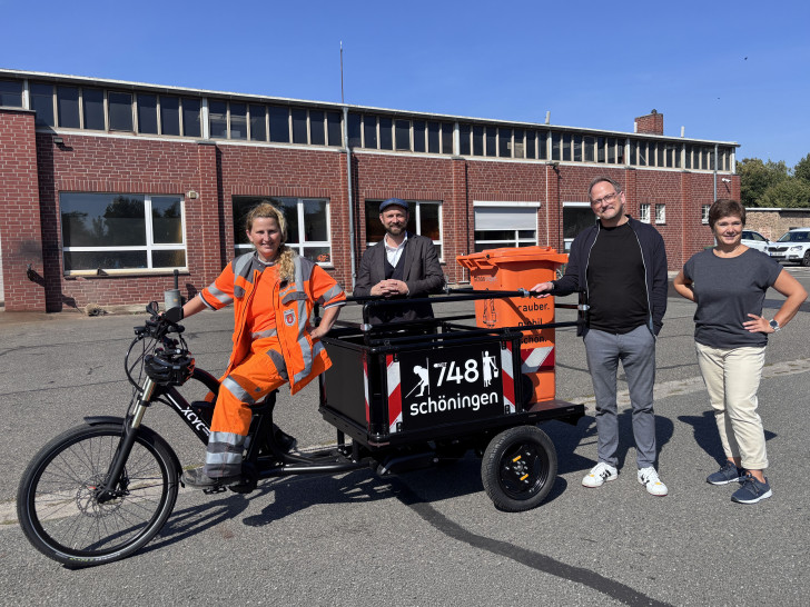 Von rechts: Nadine Karau, Bernd Seelig und Bürgermeister Malte Schneider übergeben das neue Dienstfahrzeug an Anke Buchheister, die das Schwerlast-Transporttrike für die Stadtpflege nutzen wird.