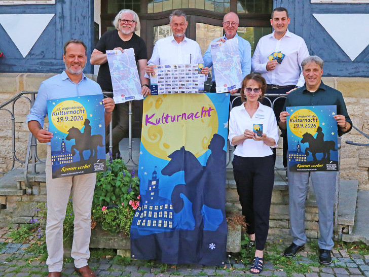 Von links: Steffen Müller (Geschäftsführer KVG), Björn Reckewell (Abteilungsleiter Tourismus), Bürgermeister Ivica Lukanic, Kulturratsvorsitzender Markus Lüdke, Frauke Maria Ohms, Georg Wilhelm Schmidt (Geschäftsführer Der Schmidt Gruppe) und Erster Stadtrat Thorsten Drahn.