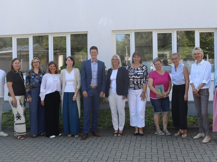 Christian Rochel (Schulsachbearbeiter, Gemeinde Vechelde), Anne Behnen (Fachdienstleitung Familie, Kinder, Jugendliche, Gemeinde Vechelde), Judith Streichert (Leitung Inklusionsassistenz, Paritätischer), Ludmilla Cuevas Fenoll (Ganztagskoordinatorin, Paritätischer), Britta Schwartz-Landeck (Erste Gemeinderätin), Tobias Grünert (Gemeindebürgermeister), Uta Weihbusch (Geschäftsbereichsleitung Inklusion und Schulbetreuung Paritätischer), Heike Hormann-Brandt (Kreisverbandsgeschäftsführerin Region Peine, Braunschweig, Gifhorn, Paritätischer), Simone Zacher (Schulleiterin Grundschule Vallstedt), Christiane Heumann (Konrektorin Grundschule Vallstedt), Annette Scholz-Braun (Geschäftsbereichsentwicklung Inklusion und Schulbetreuung, Paritätischer), Lena Reuter (Regionenleitung Süd, Inklusion und Schulbetreuung, Paritätischer) (v. li.).