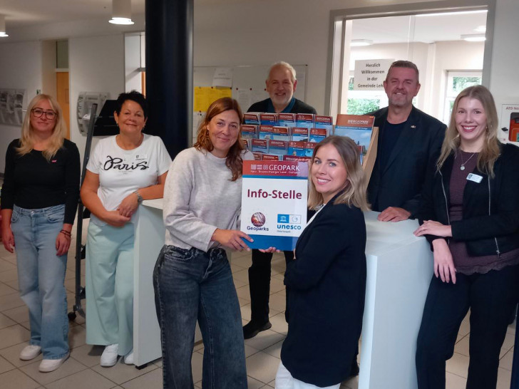 Deborah Trümer(Geopark-Mitarbeiterin), Antje Billotet(Bürgerinformation Gemeinde Lehre), Tanja Brandes(Mitarbeiterin) und Dr. Henning Zellmer(Geschäftsstellenleiter Königslutter am Elm) vom Geopark sowie die Gemeindebeschäftigten Lisa-Marie Westphal und Katharina Deppe eröffneten gemeinsam mit Bürgermeister Andreas Busch(2.v.r.) offiziell die neu Geopark-Infostelle im Rathaus Lehre.