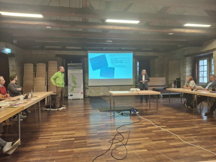 Johannes Ksyk und Dorothea Nennewitz stellen das Projekt „Draußenschule – Lernen in und mit der Natur“ vor.