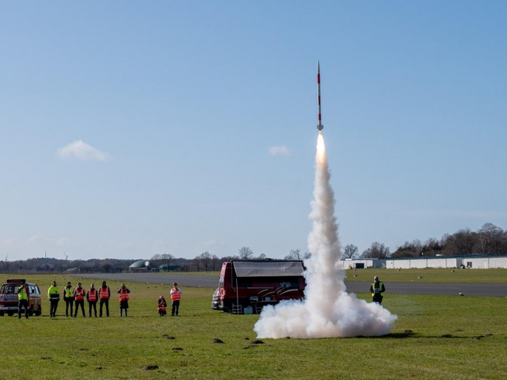 Beim großen Finale des jährlichen CanSat-Wettbewerbs startet eine Rakete mit Dosensatelliten an Bord. Archivbild