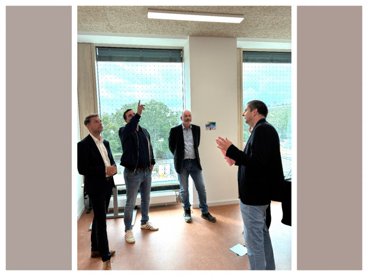 Dennis Weilmann (links) lässt sich von Tino Deich (Geschäftsbereich Hochbau, rechts) die Arbeiten am Ratsgymnasium erläutern. 