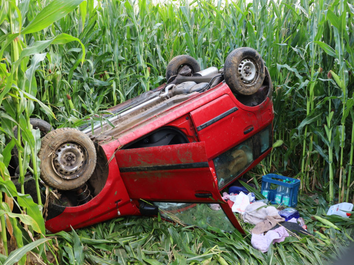 Das Auto landete bei dem Unfall im Maisfeld auf dem Dach.