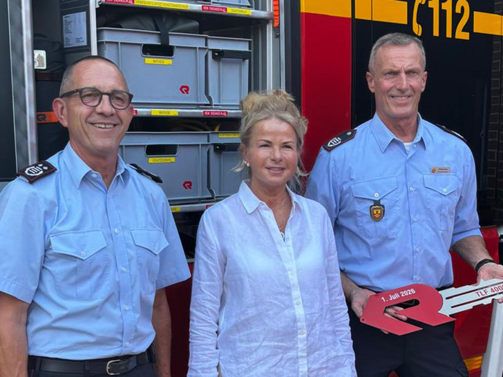 Oberbürgermeisterin Urte Schwerdtner mit Stadtbrandmeister Christian Hellmeier (li.) und Ortsbrandmeister Michael Jahn.