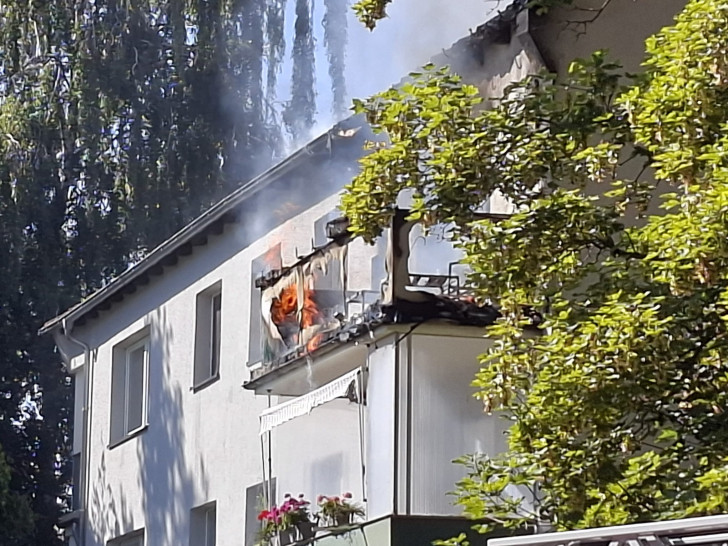 Auf dem Balkon war ein Feuer ausgebrochen.