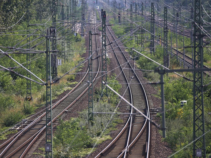 Gleisanlage mit Oberleitungen (Archiv)