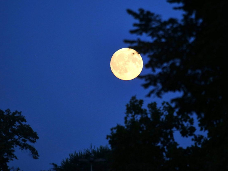 Nachthimmel mit Mond (Archiv)