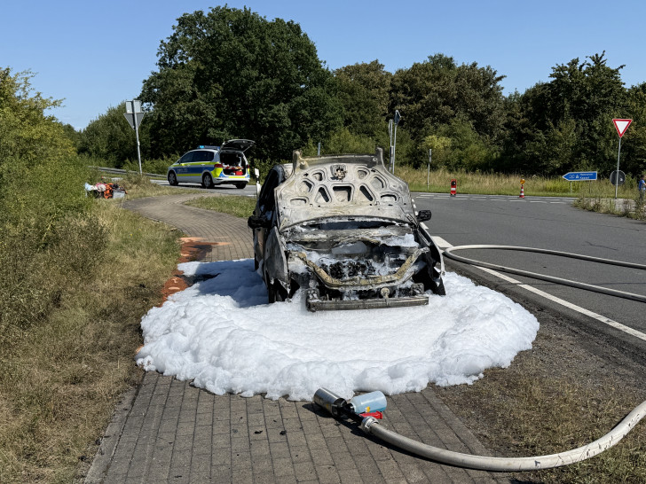 Ein brennendes Auto auf Landstraße sorgt für Sichtbehinderungen auf der A39.