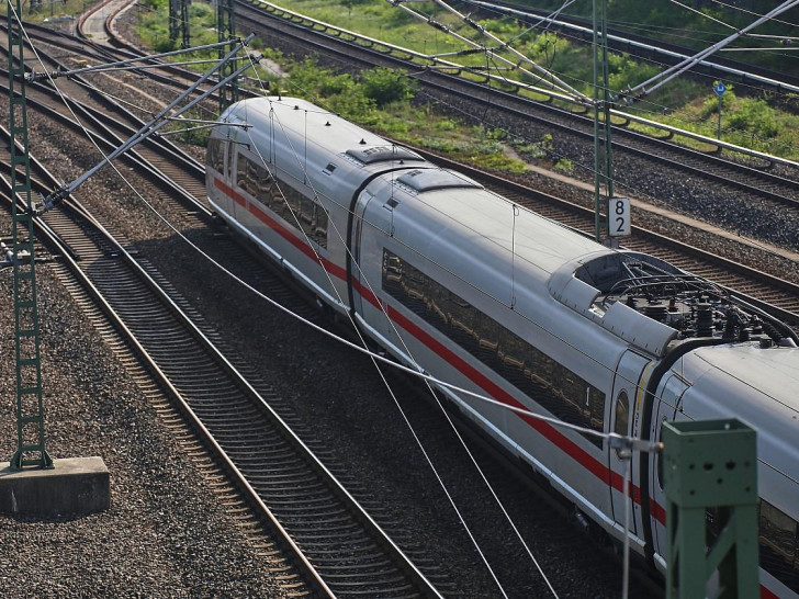 ICE auf Bahnstrecke (Archiv)