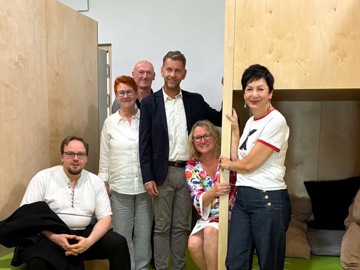 Besichtigten den Neubau der Leonardo da Vinci Grundschule und machten kurz Halt im Ruhebereich (von links): Jan-Sören Lühr (Ortsrat Nordstadt), Christa Westphal-Schmidt (Vorsitzende Schulausschuss), Schulleiter Ulf Blanke, Oberbürgermeister Dennis Weilmann, Bianca Manusch (Leiterin Grundschule) und Immacolata Glosemeyer (Ortsbürgermeisterin Nordstadt).