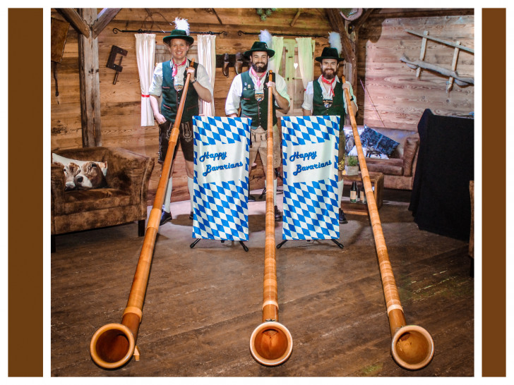 Die bayerische Musikgruppe aus Sauerlach mit ihren Alphörnern
